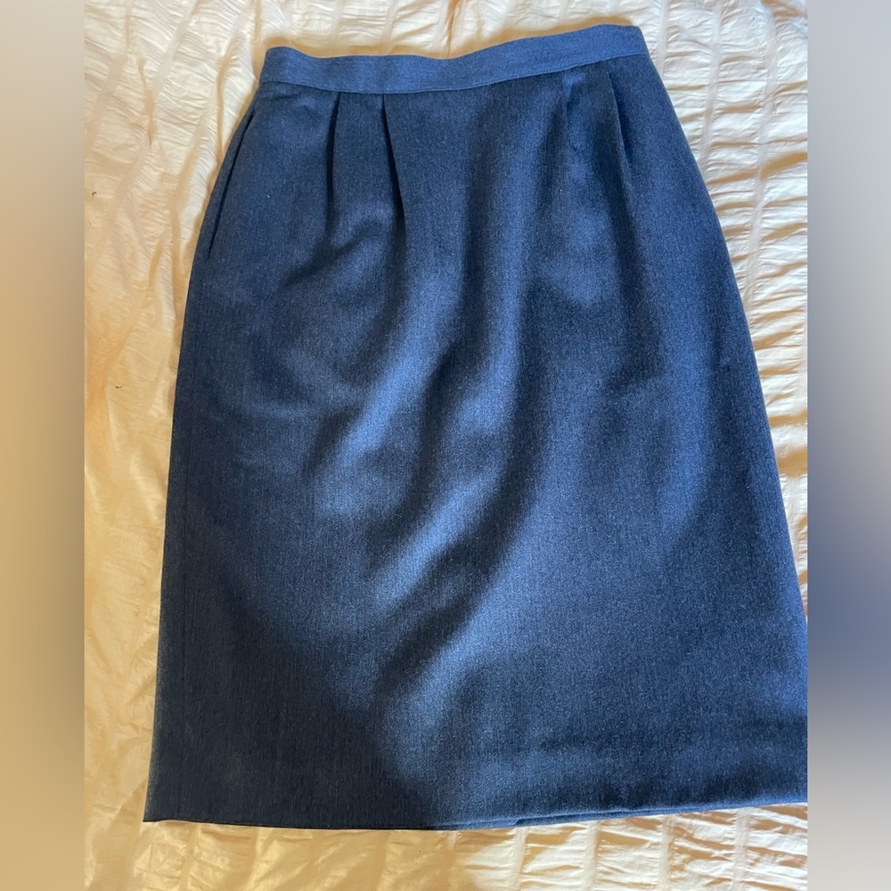 Liz Claiborne Petite Collection size 6 gray skirt. Straight pencil high waisted